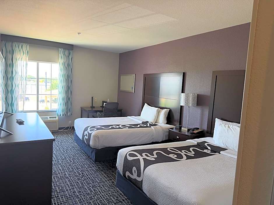 La Quinta Inn & Suites by Wyndham DFW Airport West - Euless