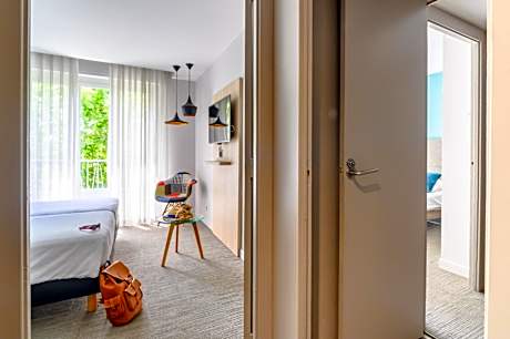 Family Room with One Queen Bed and Two Single Beds - Duplex/Non-Smoking