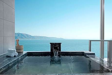 King Room with Lake View and Hot Spring Bath