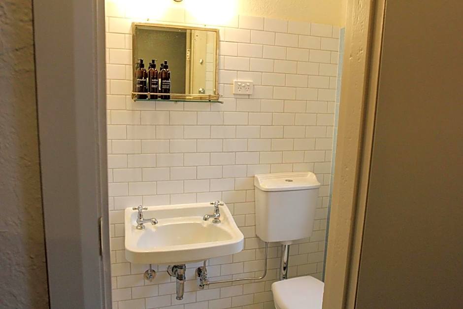 Alpine Hotel, Eat Drink Sleep