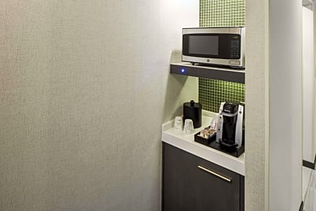 2 Queen Mobility/Hearing Accessible W/Bathtub