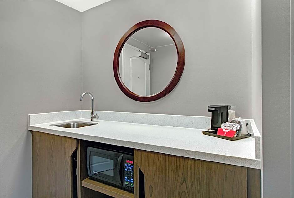 Hampton Inn & Suites Syracuse Dewitt