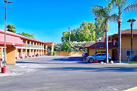 Super 8 by Wyndham Visalia