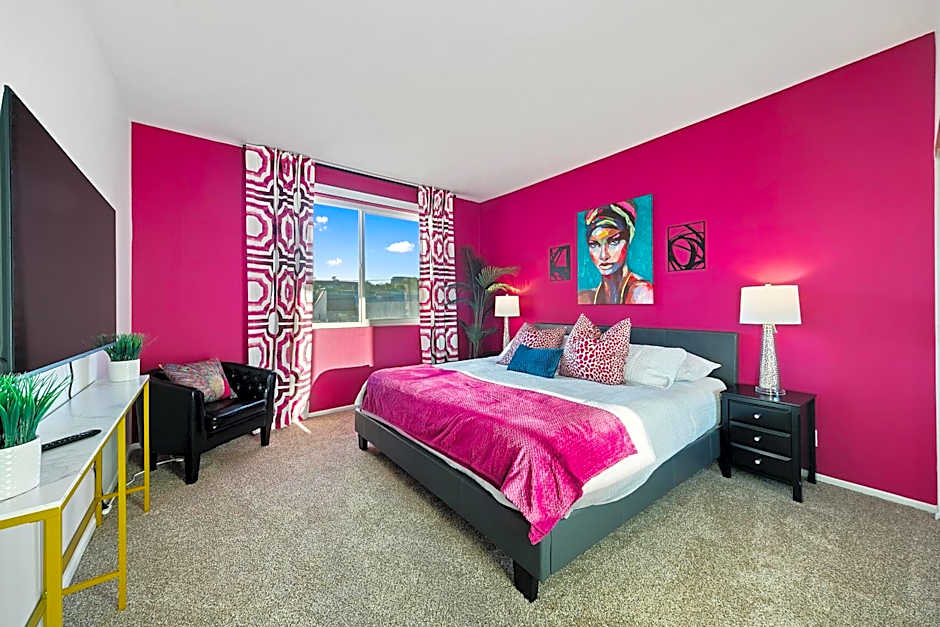 Beverly Hills Chic 2 bed 2bath with Patio and Parking 309