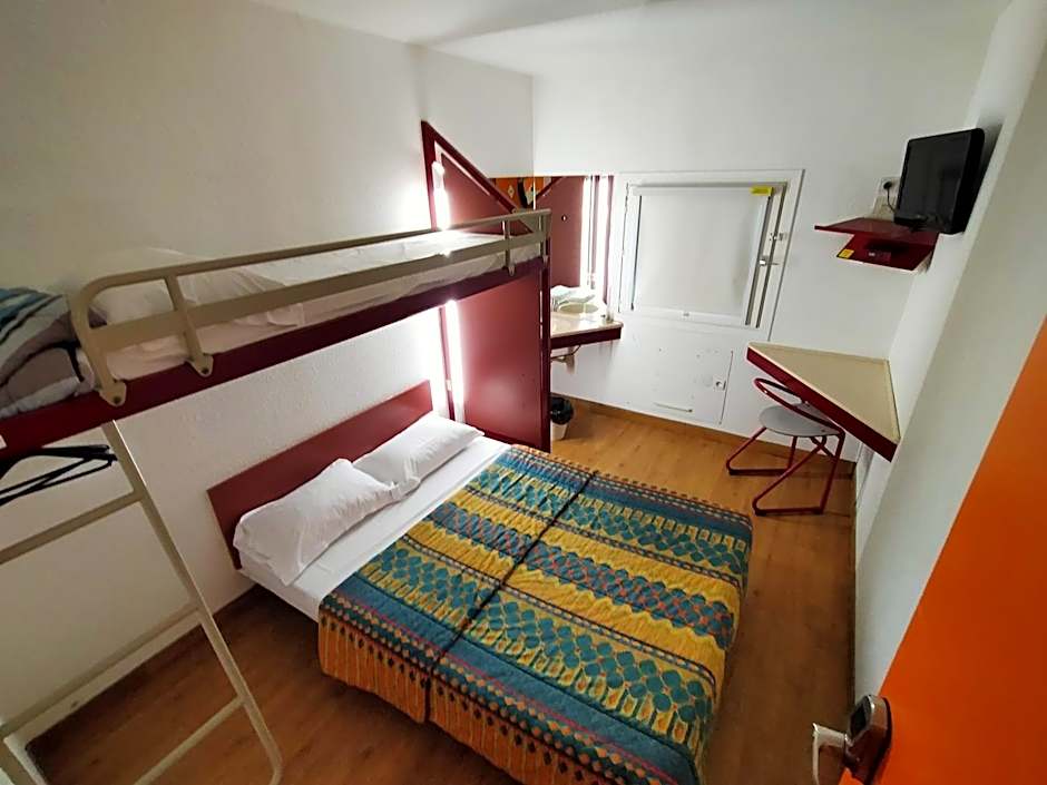 HOTEL THANIA