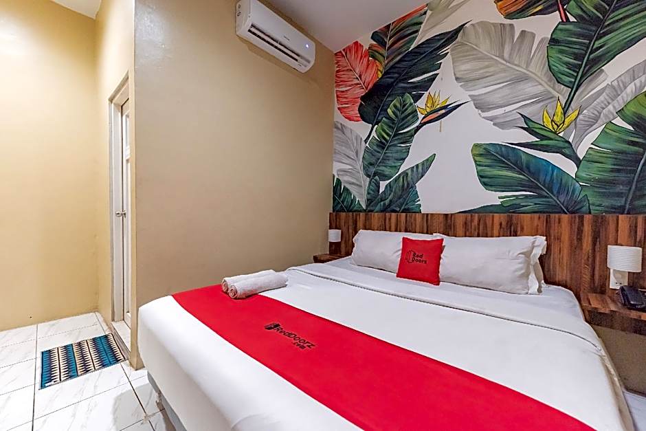RedDoorz Plus near UNIMED Medan