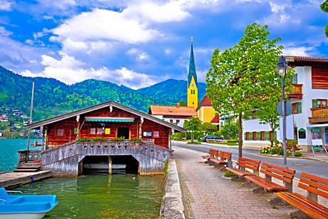Apartment with Lake View