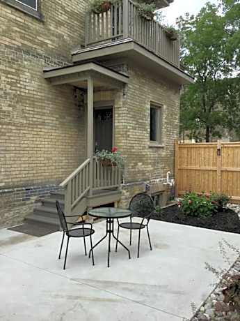 Apartment with Courtyard