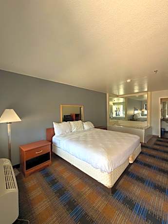 Deluxe King Suite - Non-Smoking