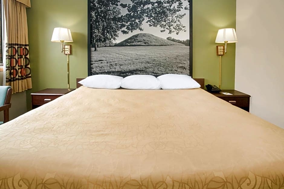 Super 8 by Wyndham Normal Bloomington
