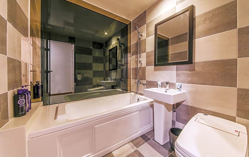 H  Hotel