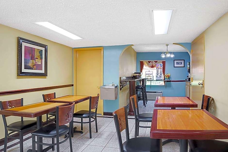 Super 8 by Wyndham Forest Park