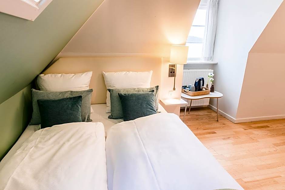 Sixtus Sinatur Hotel & Konference