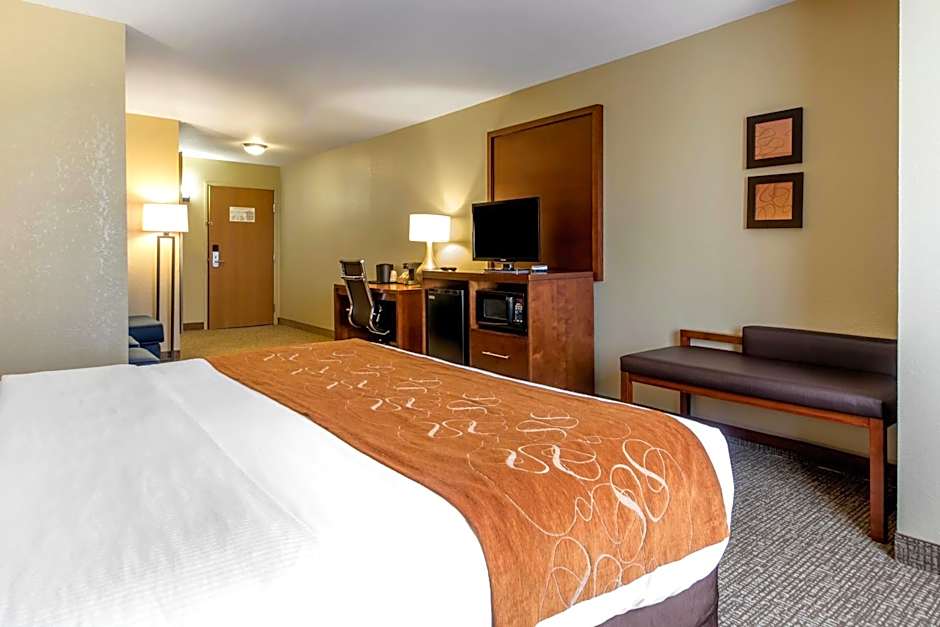 Comfort Suites Johnson Creek Conference Center