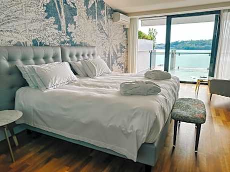 Panoramic Suite with Terrace and Lake View