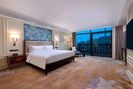 1 King Bed, Ambassador Suite