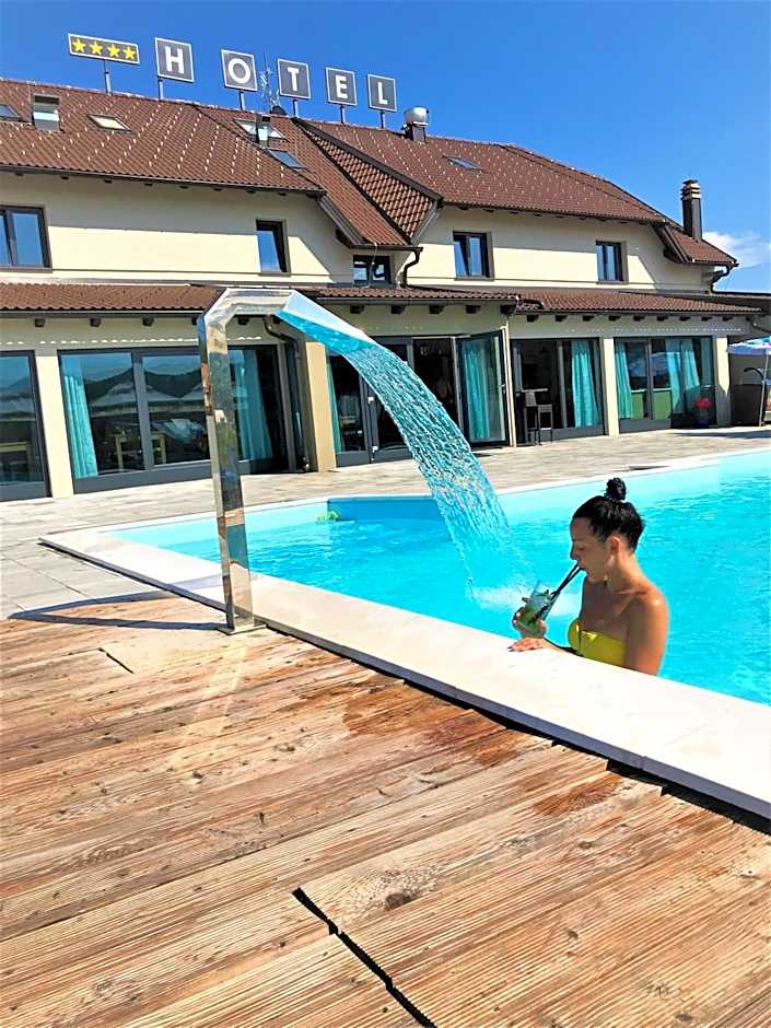 16 Lakes Hotel
