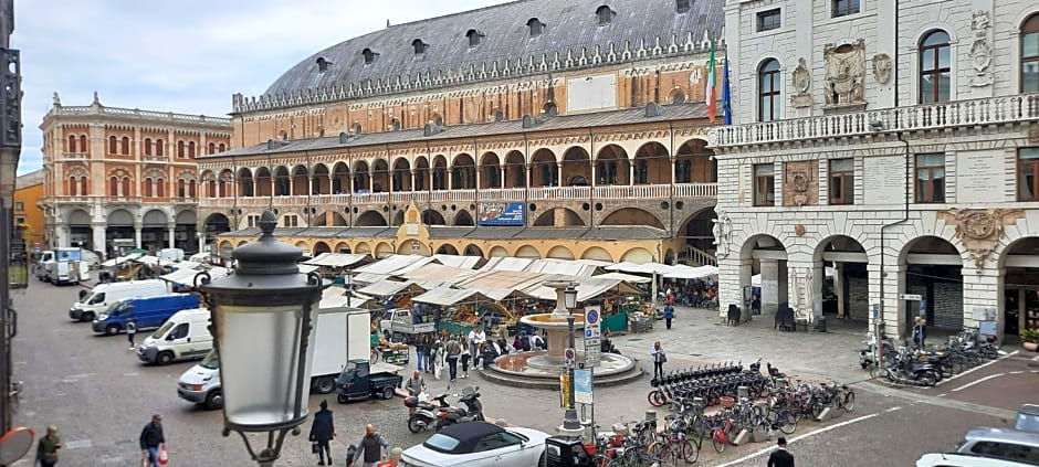 PadovaResidence Apartments - vista Piazza delle Erbe e Palazzo della Ragione
