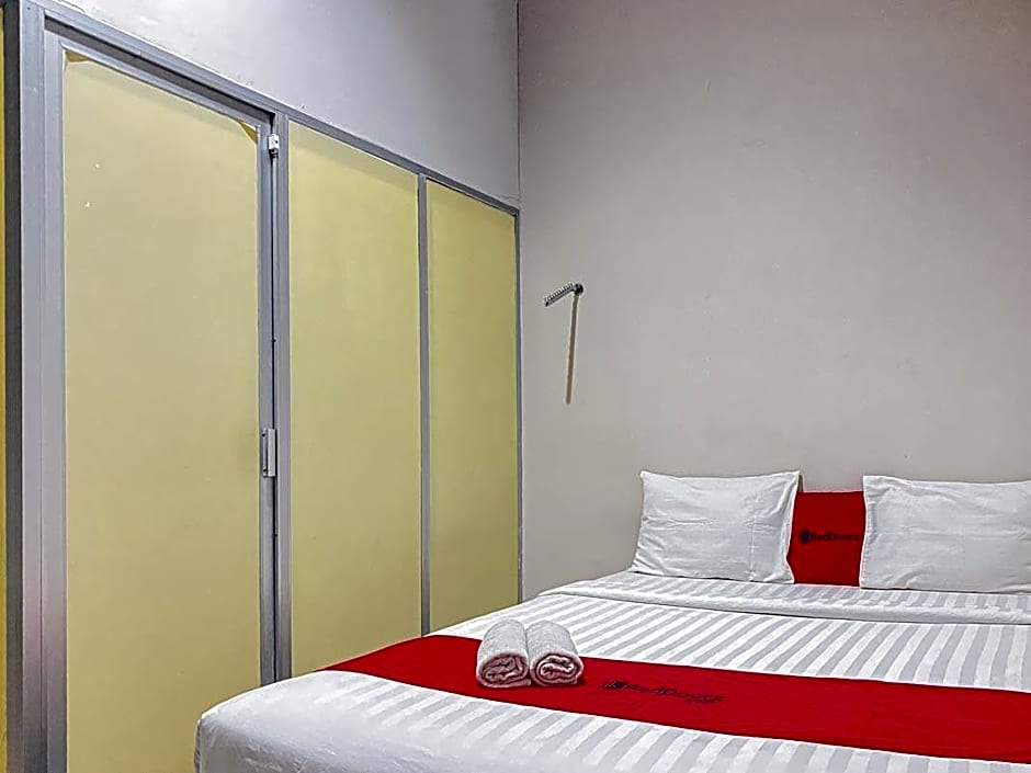 RedDoorz near Taman Flora Bratang Surabaya