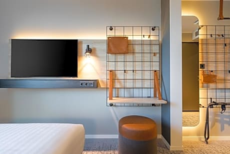 Moxy Queen Room