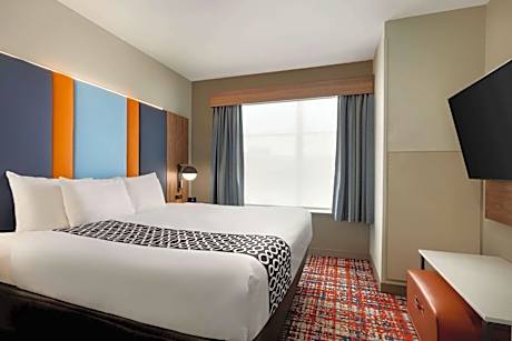 1 King Bed One-Bedroom Deluxe Mobility Accessible Suite City View NSMK