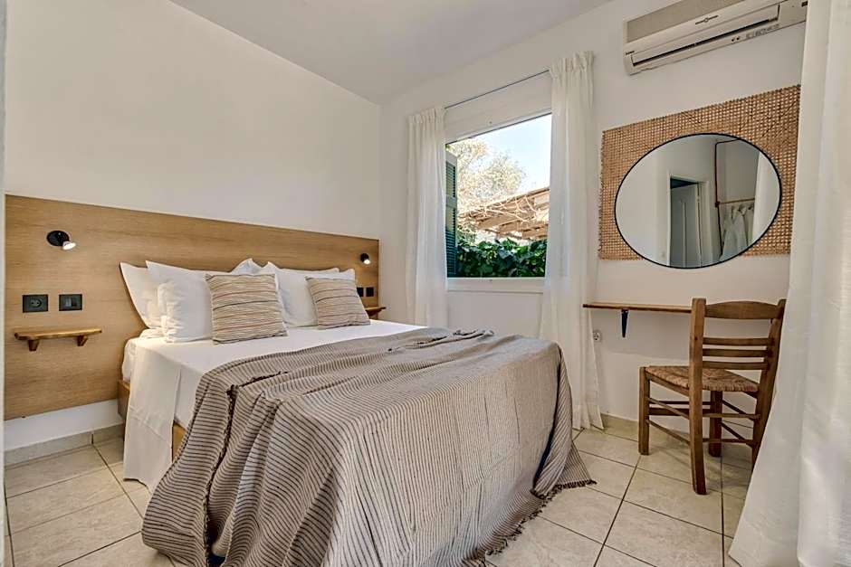 Santa Maroma Rooms & Houses