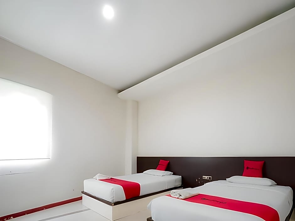 RedDoorz near Pantai Pede