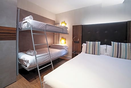 Quadruple Room (2 pax)