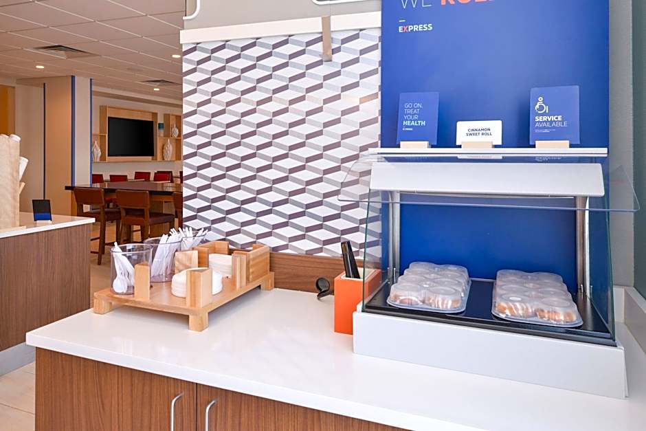 Holiday Inn Express & Suites Omaha - 120th and Maple By IHG
