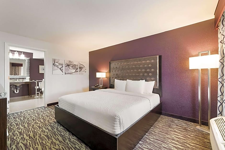 Clarion Inn & Suites Across From Universal Orlando Resort
