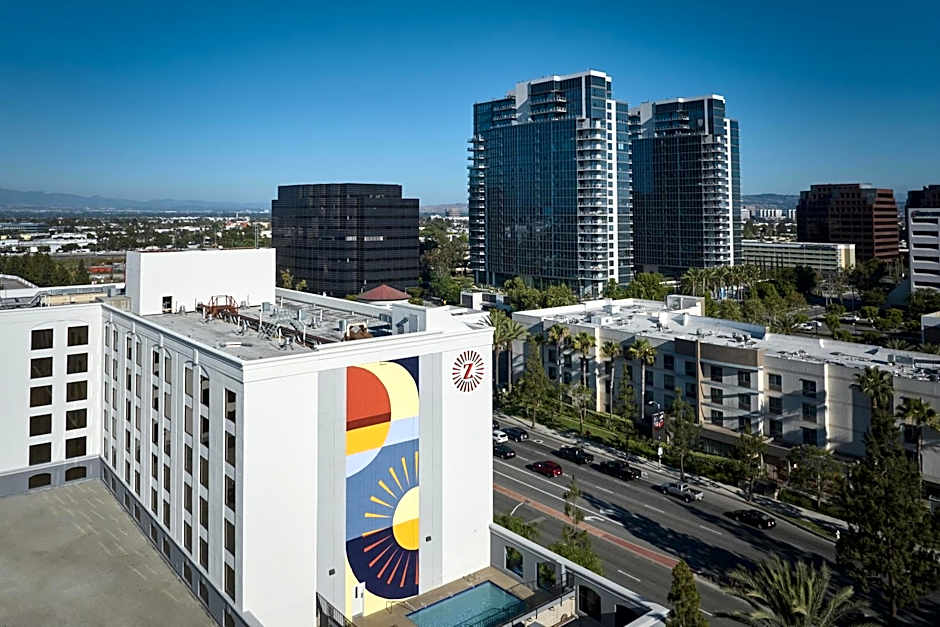 Hotel Zessa Orange County Airport, a DoubleTree by Hilton