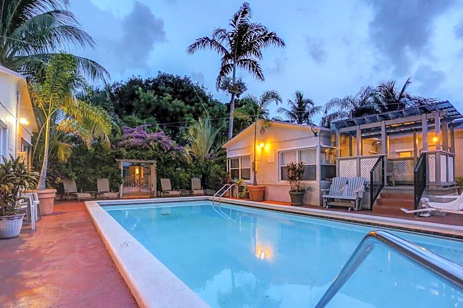 Richard's Motel Courtyard