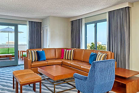 Governor, 1 Bedroom Larger Suite, 1 King, Sofa bed, Balcony
