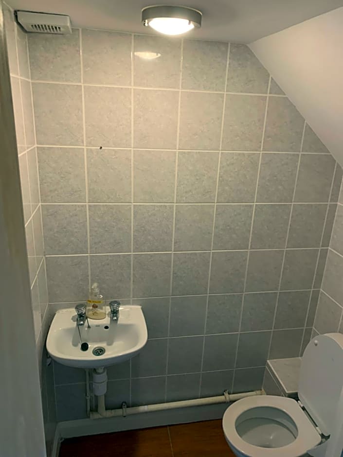 Private Rooms In A Cheerful 4-Bedroom Town House