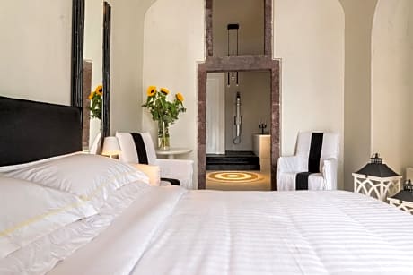 Executive Cave Suite with heated Hot Tub ®