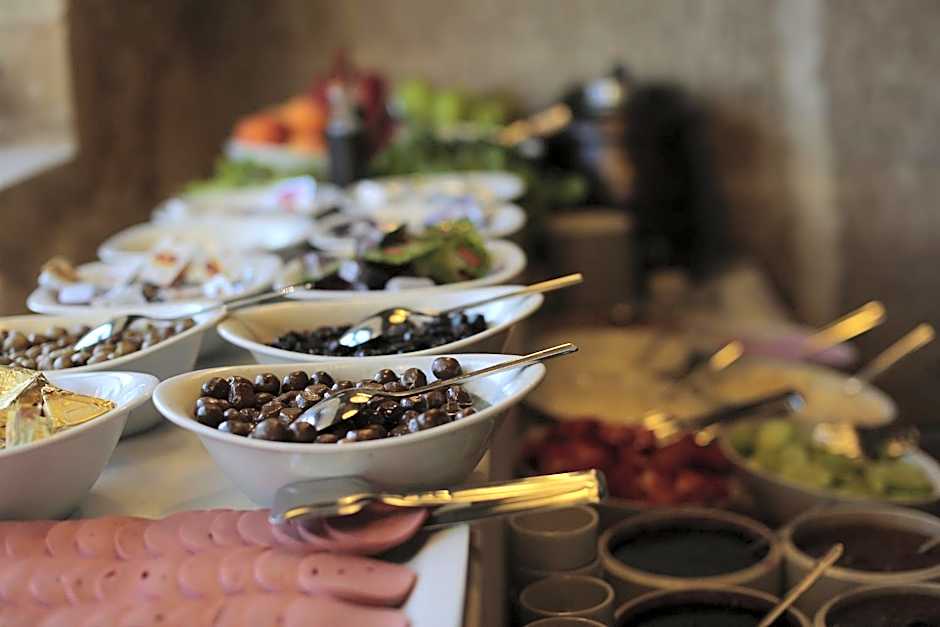 Shoestring Cave House