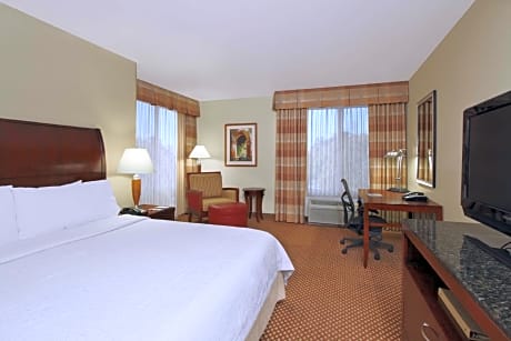 1 KING CORNER MOBILITY/HEARING ACCESS W/TUB