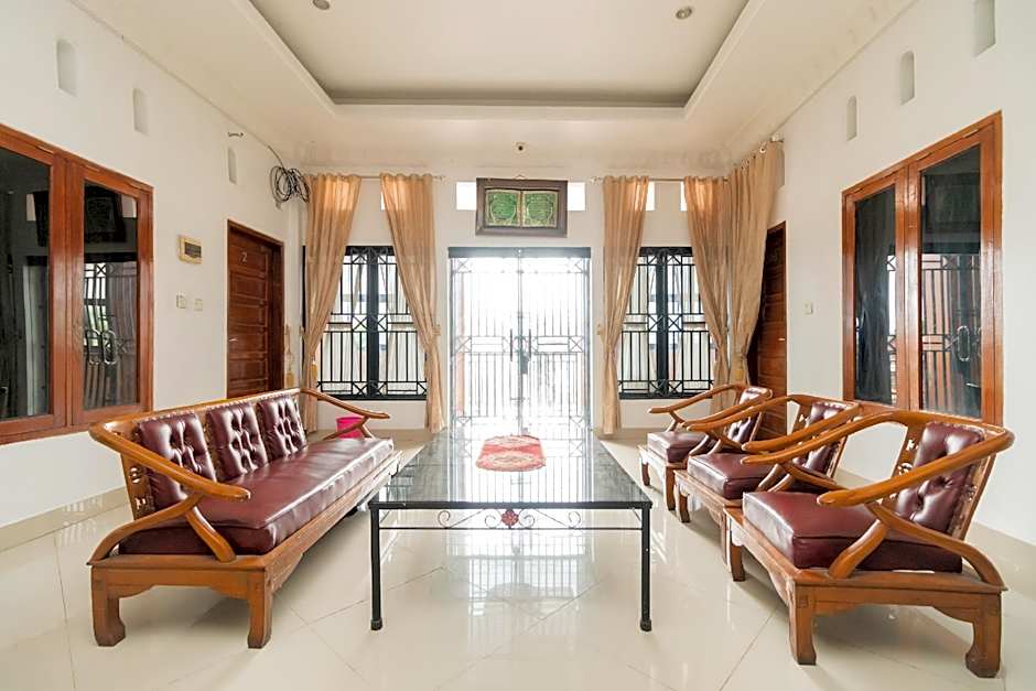 RedDoorz Syariah near Universitas Putra Indonesia Padang