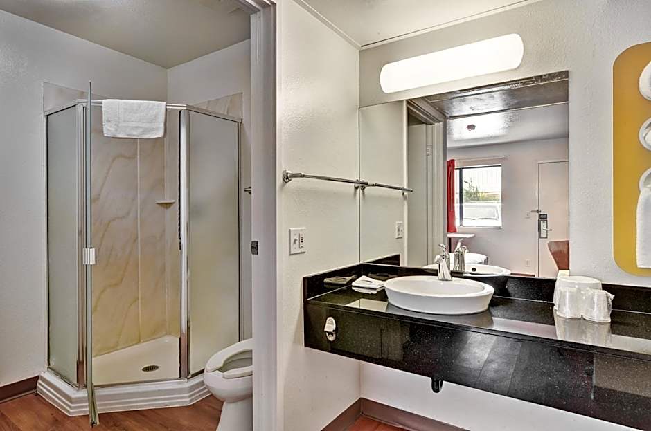 Motel 6 Pittsburgh - Crafton