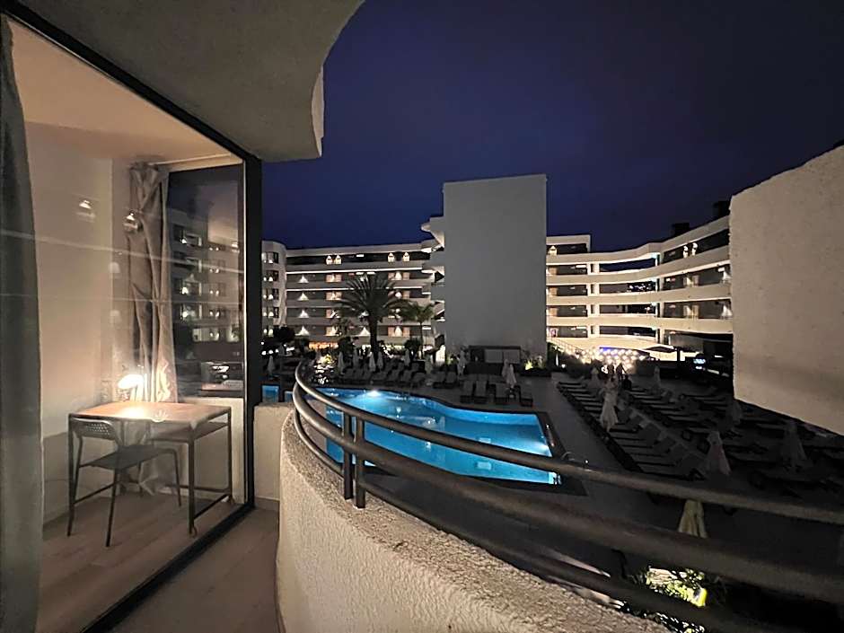 Luxury Apartment with pool view