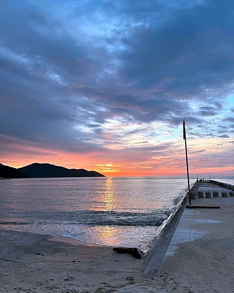 By The Sea Partial Seaview n Mountain View 383