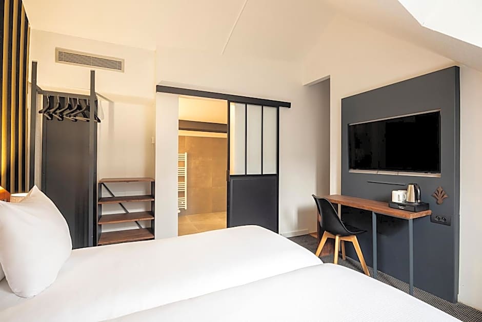 Aris Grand Place Hotel