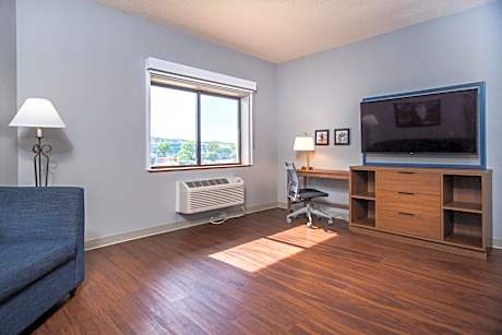 Deluxe King Suite - Non-Smoking