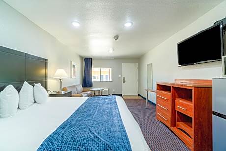 King Bed with Kitchenette Non-Smoking