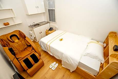 Deluxe Single Room with Shared Bathroom - With Massage Chair