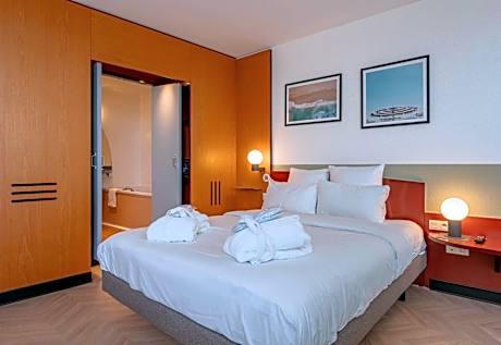 Executive Suite with 1 Queen Bed and 2 Single Beds