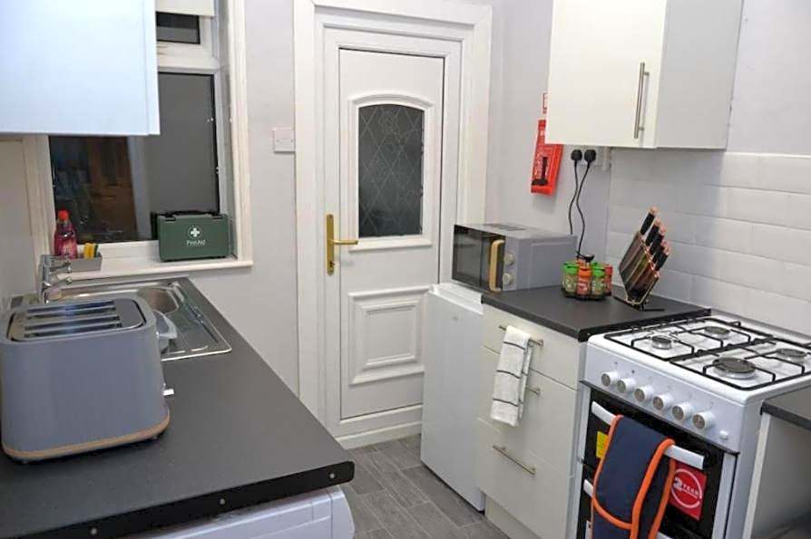 Salisbury - New 3br home, wifi, parking, sleeps 6, near Liverpool city centre