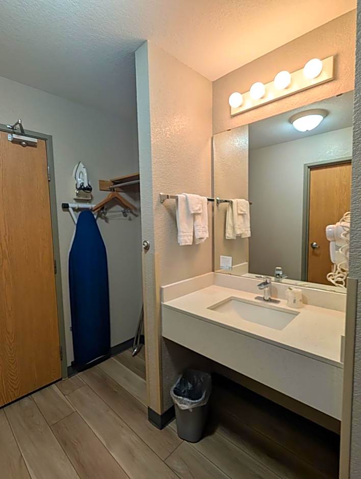 Days Inn & Suites by Wyndham Castle Rock