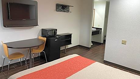 Queen Room - Disability Access - Non-Smoking