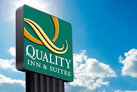 Quality Inn & Suites Woodstock near Lake Geneva